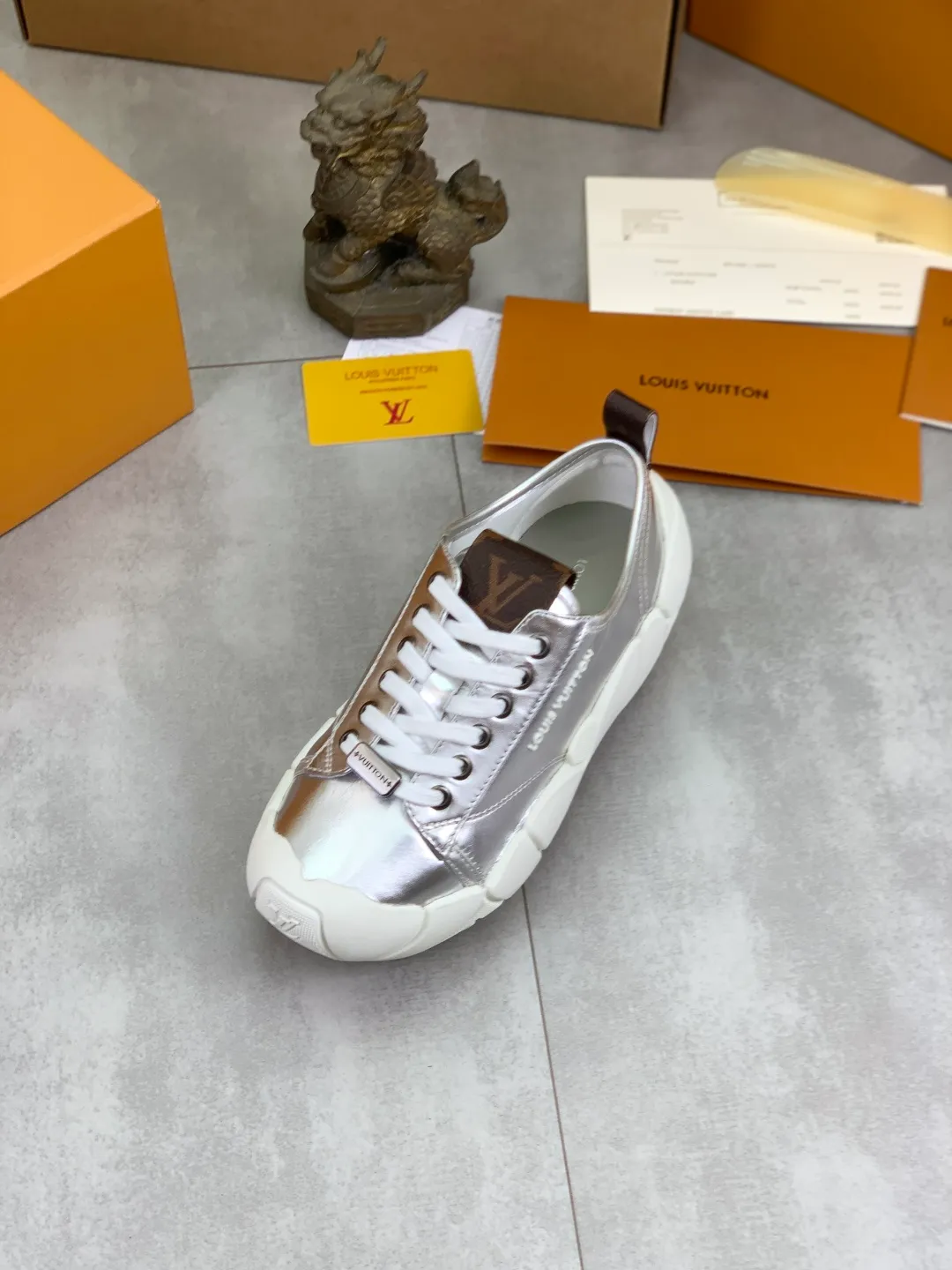 Men's men's shoes 💰P600 new style super hot 🔥 LV Bubble Bubble cloud shoes new casual sports shoes All stars have the same style. It's really good-looking and has a sense of technology and luxury. The shoe shape is smooth and not bulky, and small girls can easily handle it. TPU injection molded rice flower outsole, leather lining with breathable space mesh, molded cowhide feet, calfskin surface Code number: 35-40 (customized for 41 42) Color: black white silver
